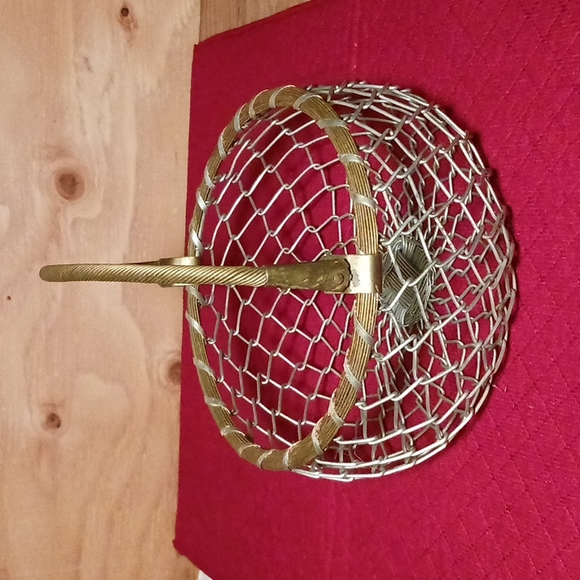 Chain link fence style basket with brass rim and handle - Picture 2 of 11